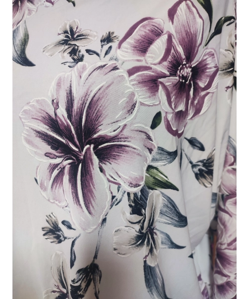 Biała bluzka z rękawem kimono - wiosenne fioletowe kwiaty